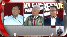 Capres nomor urut 2 Prabowo Subianto (kiri), capres nomor urut 3 Ganjar Pranowo (tengah), capres nomor urut 1 Anies Baswedan (kanan) saat debat capres ketiga, Minggu (7/1/2023) (Memanggil.co/YouTube KPU RI)