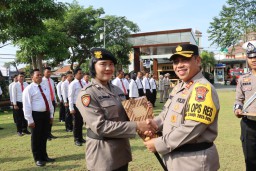 Kapolres Kudus Dydit Dwi Susanto memberikan penghargaan 18 anggotanya saat apel pemberian reward di halaman Mapolres setempat. (Memanggil.co/ist)