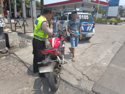Anggota Satlantas Polres Kudus menindak tegas pengendara kendaraan bermotor berknalpot tidak sesuai persyaratan tehnik laik jalan atau brong. (Memanggil.co/ist)