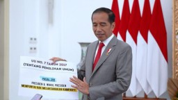 Presiden Jokowi saat menunjukkan aturan presiden dan wapres berhak berkampanye (Memanggil.co/Sekretariat Presiden)