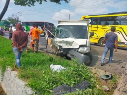 Salah satu mobil pickup yang alami kerusakan akibat tabrakan tiga mobil di jalur Lasem-Rembang pada Jumat 12 Januari 2024. (Foto: Rinduwan/Memanggil.co)