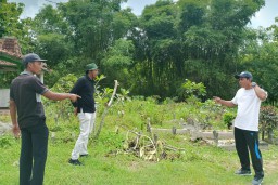 Para Perangkat Desa Plosorejo ketika ngobrol bareng di kompleks makam desa setempat. (Memanggil.co/Ist) 