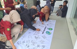 Momen BEM UNUGIRI Bojonegoro  saat membubuhkan tandatangan. (Memanggil.co/Samsul Alim)