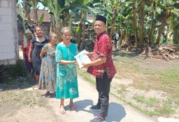 Satresnarkoba Polres Bojonegoro salurkan bantuan sembako di Jumat berkah. (Memanggil.co/Ist) 