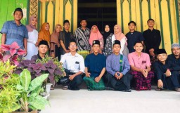 Kades Plosorejo, Ahmad Muslih saat foto bersama dengan para pemuda Karang Taruna Tunas Harapan. (Memanggil.co/Ist) 