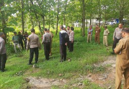 Lurah Fiqri (berseragam keki coklat) terlihat ngobrol dengan salah satu wartawan ketika ada kegiatan survei lokasi rencana pembangunan ISDC di Lapangan Golf Blora. (Memanggil.co/Ist) 