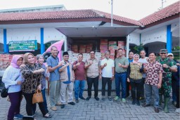 Bupati Demak Eistianah (kanan berjilbab dan berompi) bersama Pj Bupati Kudus Hasan Chabibie saat mendampingi PJ Gubernur Jateng saat penyerahan bantuan banjir Demak di posko pengungsian di Kudus. (ist)