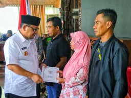 Pj Bupati Kudus Hasan serahkan santunan ahli waris dari Dinas Sosial P3AP2KB Kudus (ist)