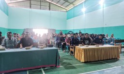 Pemdes Plosorejo, Kecamatan Banjarejo, Kabupaten Blora, saat mengadakan rapat bareng masyarakat setempat. (Memanggil.co/Ist) 