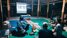 Relawan AMIN Muda Blora gelar nobar debat Capres yang kelima alias terakhir di wilayah Randublatung, Kabupaten Blora, Jawa Tengah. (Memanggil.co/Ist) 