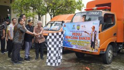 Penjabat (Pj) Bupati Jepara Edy Supriyanta melepas bantuan ke Kabupaten Grobogan yang diterjang bencana banjir. (ist)