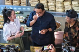 Anies mencicipi makanan lunpia khas Kota Semarang ditemani sang owner Cik Me Me (Memangggil.co/Ist)