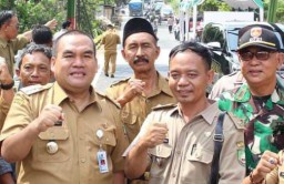Kades Gedongsari, Irfan Zamroni (kanan) ketika foto bersama dengan Bupati Blora Arief Rohman dalam sebuah kesempatan. (Memanggil.co/Ist) 
