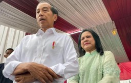 Jokowi dan Ibu Iriana seusai menggunakan hak pilih (Memanggil.co/Antara)