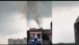 Tangkapan layar video amatir warga saat angin puting beliung menerjang kawasan permukiman. (Memanggil.co/ Husni Nursyaf) 