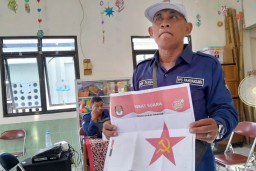Surat suara ditempel logo Partai Komunis Indonesia (PKI) membuat heboh tempat pemungutan suara (TPS) Semarang (Memanggil.co/Antara)