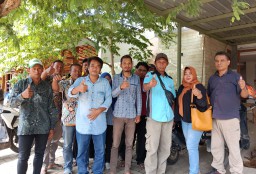 Ketua PK Partai Golkar Kecamatan Tunjungan, Widhy Setiyo Nugroho, saat foto bersama. (Memanggil.co/Helmi Hidayat) 