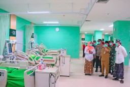 Direktur RSUD dr. Loekmono Hadi dr. Abdul Hakam bersama Pj Bupati Kudus melihat Ruang ICu baru di lantai 3 Gedung IBS. (Ist)
