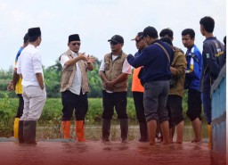 Penjabat Bupati Kudus, Muhamad Hasan Chabibie bersama Kalakhar BPBD dan Camat Undaan melakukan peninjauan di beberapa titik rembesan air di sepanjang tanggul Sungai Wulan. (ist)