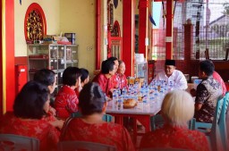Pj Bupati Kudus Hasan Chabibie berkunjung di Kelenteng Hok Hien Bio diterima oleh Ketua PSMTI Kudus dan Ketua Yayasan Kelenteng Hok Hien Bio. (ist)