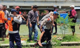 Personel Polres Kudus, TNI, BPBD dan instansi terkait serta relawan membantu proses evakuasi warga Karanganyar di barak pengungsian di perbatasan Kudus dan Demak. (ist)