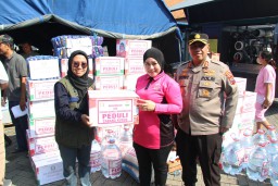 Kapolres Kudus AKBP Dydit Dwi Susanto bersama Ketua Bhayangkari Kudus, Ny. Nadia Dydit melaksanakan bhakti sosial membuka dapur umum dan menyalurkan bantuan sembako di lokasi pengungsian korban bencana banjir di Terminal Induk Kudus. (Ist)