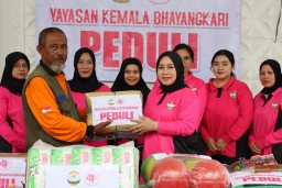 wujud Kepedulian terhadap warga yang terdampak korban banjir, Bhayangkari Cabang Kudus menyalurkan bantuan sosial untuk korban banjir Demak.(ist)