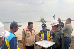 Pj Gubernur Jateng Nana Sudjana (rompi coklat) bersama perwakilan Kementrian PUPR memantau penanganan titik lokasi tanggul jebol di Kecamatan Karanganyar Demak. (ist)