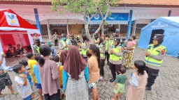 Guna menghibur anak-anak yang ada di posko pengungsi banjir Demak yang berada di Terminal Induk Kudus, Polwan Polres Kudus memberikan trauma healing,(ist)