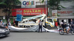 - Bawaslu Kabupaten Kudus membersihkan semua alat peraga kampanye (APK) serta bahan alat kampanye yang terpasang di seluruh wilayah Kudus. (ist)