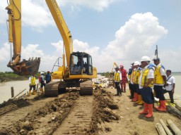 Menteri PUPR Basuki Hadimulyono saat mengecek penambajlan tanggul jebol di Sungai Wulan Demak. (Ist) 