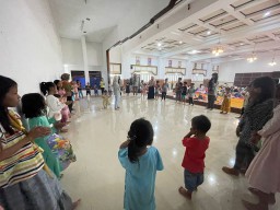sejumlah mahasiswa UMK terjun langsung mendampingi para pengungsi yang ada di aula DPRD Kudus. (ist)