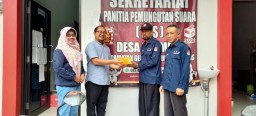 Petugas Nakes Pukesmas memantau ketat kondisi kesehatan dan membagikan multivitamin kepada para anggota KPPS di Kudus. (ist)