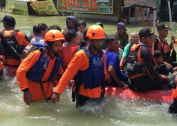Salah satu relawan yakni Syaiful Yahya (posisi depan dan berhelm) yang juga berjuang dalam penanganan banjir di Kecamatan Karanganyar Demak, gugur setelah menjadi korban tabrak lari. (ist)