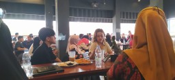 Ratusan calon Jemaah umroh gagal berangkat mendesak uang mereka segera dikembalikan. Yang dibawa kabur Direktur dan CEO Goldy Mixalmina Kudus. (ist)