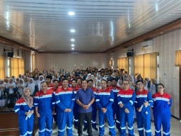 Ratusan siswa-siswi SMA Negeri I Bojonegoro usai mengikuti paparan soal energi minyak dan gas bumi (Migas) oleh tim ahli dari PEPC di Aula SMAN I Bojonerogo pada Kamis 22 Februari 2024. (Foto: istimewa/memanggil.co)
