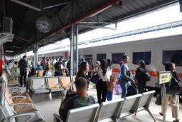 Para penumpang kereta api berjajar duduk menunggu keberangkatan kereta api di sebuah stasiun kereta api PT KAI. (Foto: dok. Ptkai/memanggil.co)