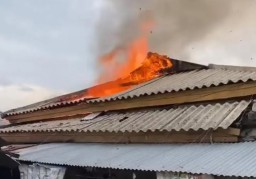 Kebakaran melanda Pasar Pamotan, Kabupaten Rembang, pada Kamis, 7 Maret 2024 sekitar pukul 14.00 WIB. (Foto: Rinduwan/memanggil.co)