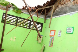 Atap ruang kelas SD 6 Hadipolo yang ambruk dijanjikan segera diperbaiki oleh Pemkab Kudus. (ist) 

