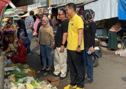 Keterangan: Caleg DPR RI Jateng 1 nomer urut 4, dari partai Golkar, Firnando H Ganinduto (kaos kuning) saat mengunjungi pasar tradisional di Kendal bersama tim pemenangannya, Minggu, 03/03/2024 (Ist/Memanggil)