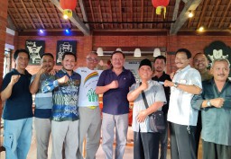 Foto bersama seusai Lie Kamadjaja bertemu dengan sejumlah tokoh politik dan petani tebu Blora. (Memanggil.co/Helmi Hidayat)