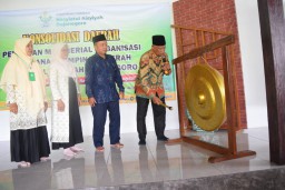 Pimpinan Daerah Muhammadiyah Bojonegoro Drs. H. Suwito, Msi dan Sekretaris PDM Bojonegoro HM Ahyar membuka acara konsolidasi, Pelatihan Manajerial Organisasi (PMO) dan Darul Arqom Nasyiatul Aisyiyah (DANA) II di Asriloka Wonosalam, Kabupaten Jombang Sabtu