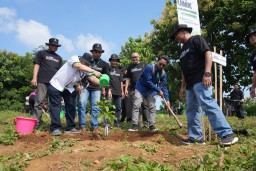 Universitas Muria Kudus (UMK) bersama dengan Bakti Lingkungan Djarum Foundation (BLDF) menggelar aksi menanam dengan tajuk “Giat UMK, Lestarikan Bumi”. (ist)