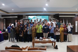 Narasumber dan peserta Forum Koordinasi Infrastruktur Riset dan Inovasi di PEM Akamigas Blora foto bersama. (Humas PEM Akamigas for Memanggil)