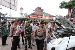 Kapolres Kudus bersama perwakilan TNI mengecek kesiapan  armada yang digunakan untuk operasi Candi 2024. (ist)
