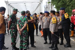 Pangdam IV/Diponegoro, Mayjen Deddy Suryadi mengerahkan sejumlah personel TNI AD untuk membantu proses percepatan penutupan tanggul Sungai Wulan yang jebol