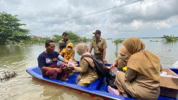 Para tenaga kesehatan naik perahu menembus derasnya banjir  untuk menjangkau warga yang terisolir dan bertahan dirumahnya masing.(ist)