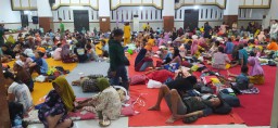 Akibat gempa yang berlangsung beberapa menit itu, membuat ratusan korban banjir yang mengungsi di aula gedung DPRD Kudus semburat keluar gedung. (ist)