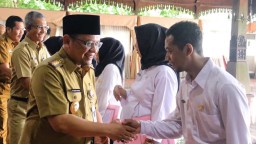 Penjabat Bupati Kudus, Muhamad Hasan Chabibie memberikan ucapan selamat kepada para Pegawai Pemerintah dengan Perjanjian Kerja (PPPK) beberapa waktu lalu. (ist)