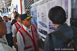 Menteri Perhubungan Budi Karya Sumadi saat meninjau kondisi eksisting bangunan dan kawasan stasiun (Memanggil.co/Kemenhub)